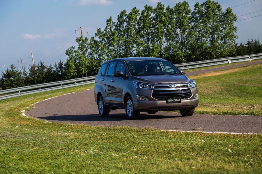  Toyota Innova SRV 2017 года  (AR) (фото 5 из 11)